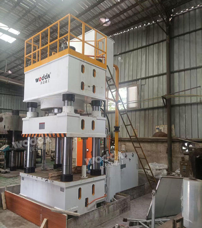 1600噸粉末成型液壓機(jī)安裝完成