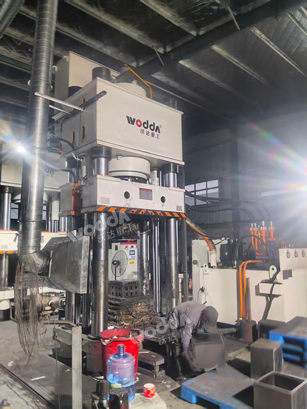 500噸石墨匣缽液壓機(jī)現(xiàn)場