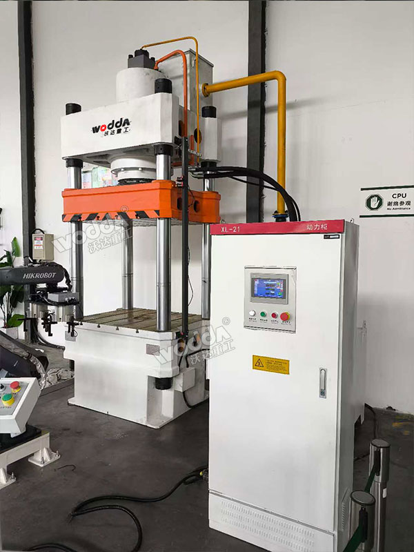 315噸四柱液壓機(jī)現(xiàn)場