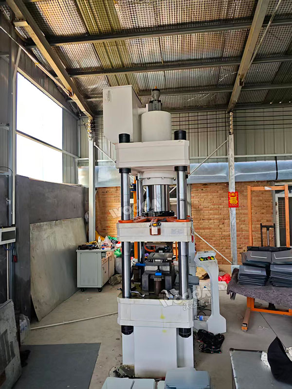 200噸四柱液壓機(jī)現(xiàn)場試機(jī)