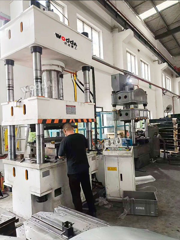 315噸四柱液壓機(jī)客戶現(xiàn)場(chǎng)