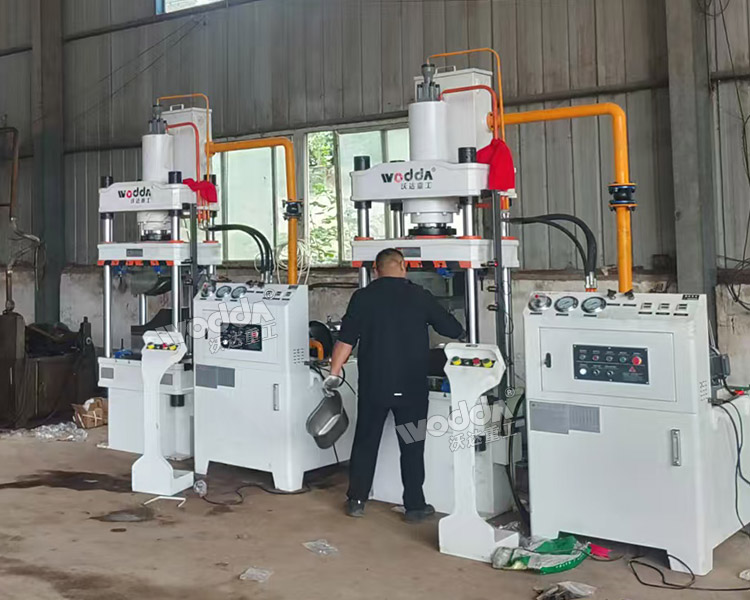 100噸不銹鋼盆拉伸液壓機(jī)現(xiàn)場