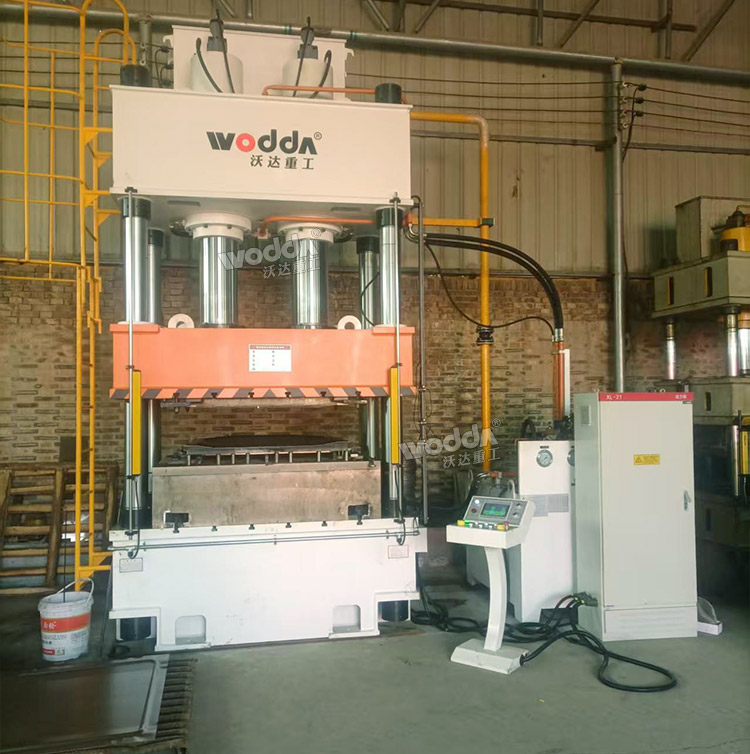 400噸汽車配件成型液壓機試機現(xiàn)場