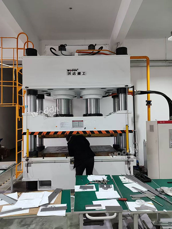 800噸四柱液壓機(jī)現(xiàn)場(chǎng)