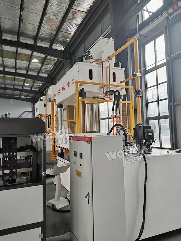 500噸四柱液壓機(jī)現(xiàn)場