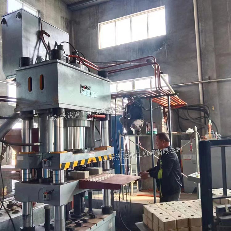 630噸四柱液壓機壓制鹽磚