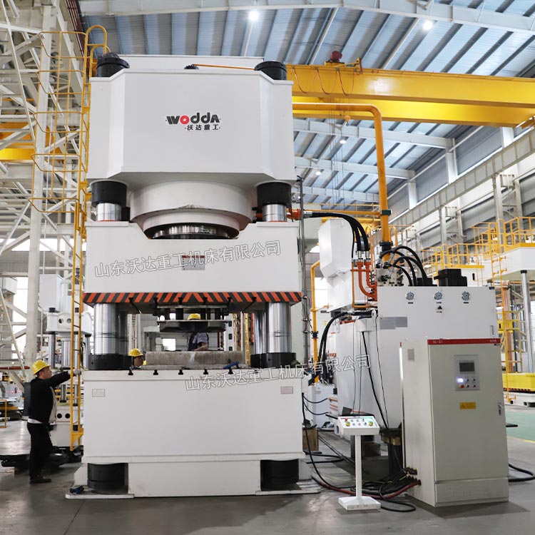 2500噸掛車鞍座沖壓成型液壓機(jī)試機(jī)