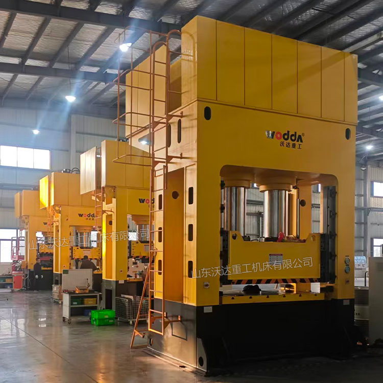 800噸框架式液壓機(jī)安裝完成