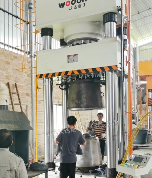 1200噸四柱液壓機模壓塑料水缸成型 1200噸四柱液壓機模壓塑料水缸成型