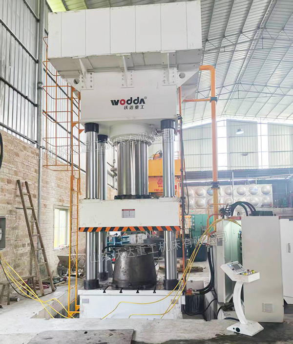 1200噸塑料水缸成型液壓機現(xiàn)場 1200噸塑料水缸成型液壓機現(xiàn)場