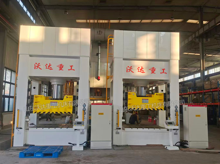 500噸框架式液壓機(jī)現(xiàn)場 500噸框架式液壓機(jī)現(xiàn)場