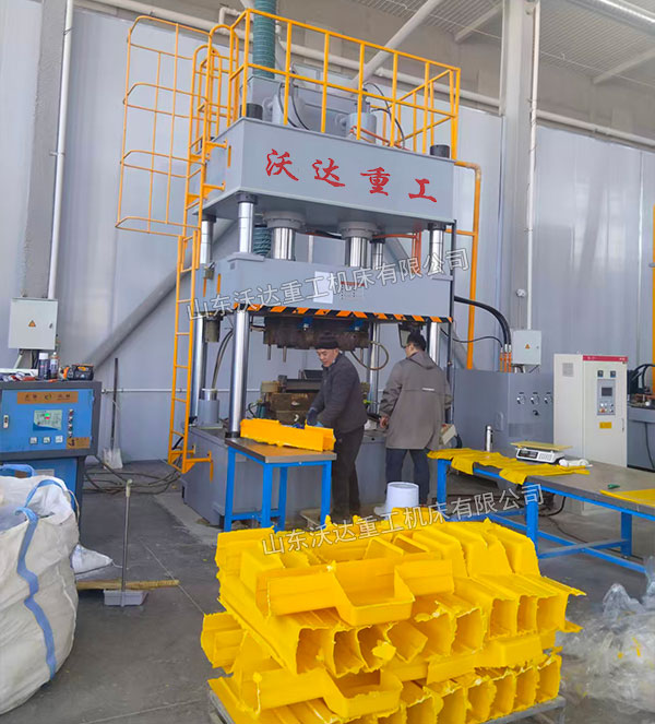 四柱式復(fù)合材料成型液壓機(jī) 四柱式復(fù)合材料成型液壓機(jī)