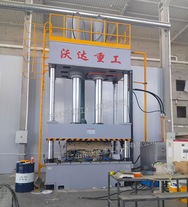 復(fù)合材料成型液壓機(jī)現(xiàn)場 復(fù)合材料成型液壓機(jī)現(xiàn)場