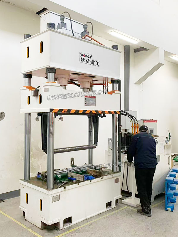 200噸四柱液壓機(jī)現(xiàn)場調(diào)試 200噸四柱液壓機(jī)現(xiàn)場調(diào)試