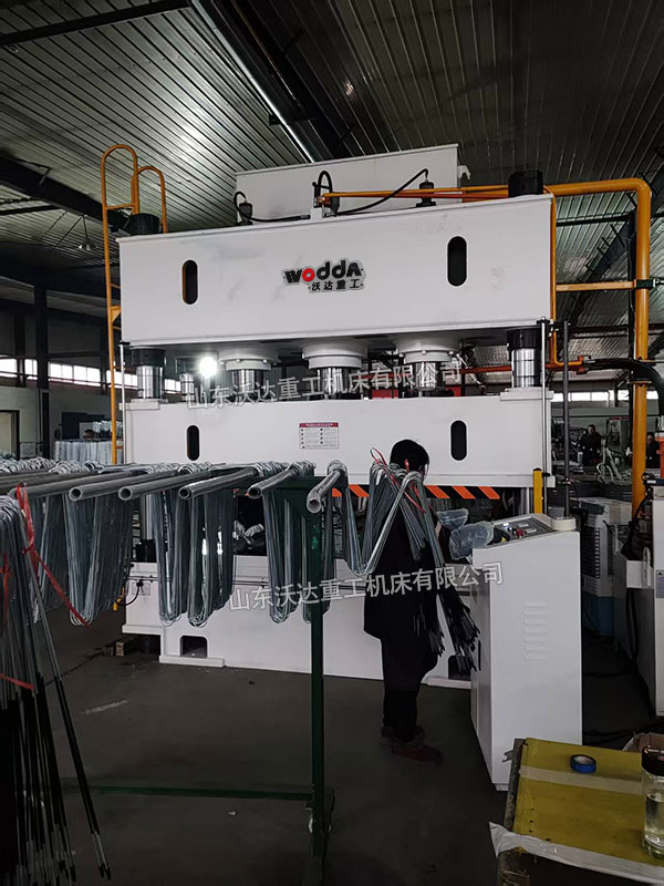 500噸冷鏈鋁管校平液壓機(jī) 500噸冷鏈鋁管校平液壓機(jī)