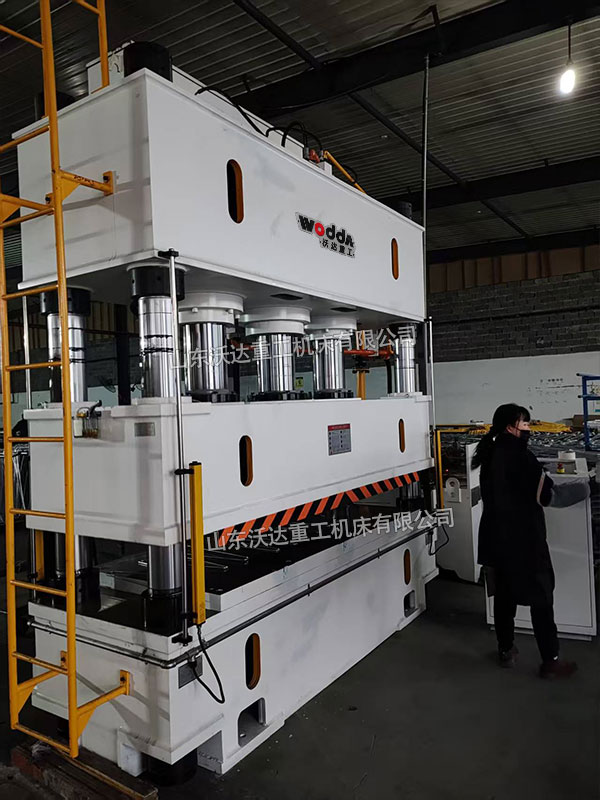 500噸四柱液壓機(jī)現(xiàn)場 500噸四柱液壓機(jī)現(xiàn)場