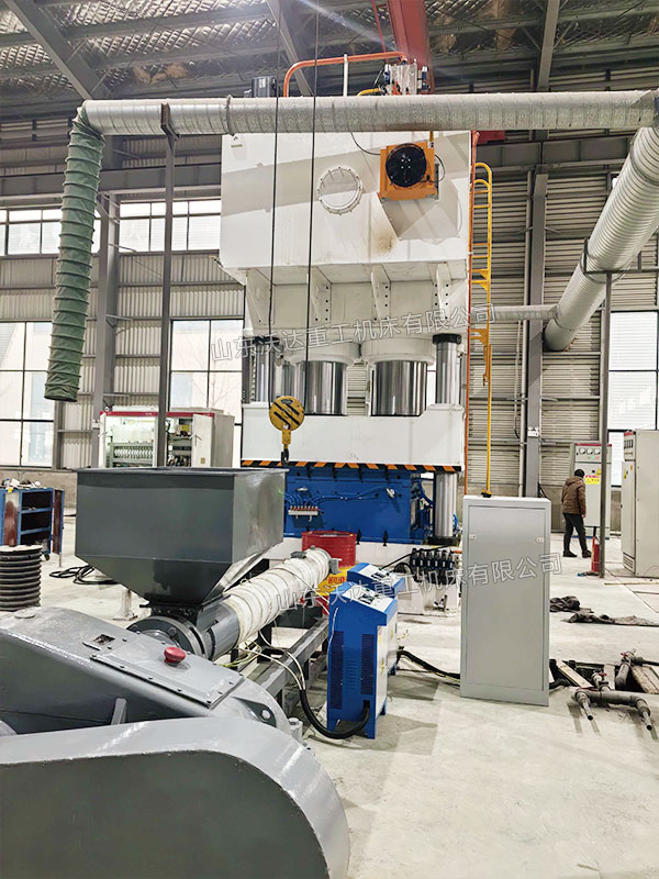 塑料托盤(pán)生產(chǎn)線現(xiàn)場(chǎng) 塑料托盤(pán)生產(chǎn)線現(xiàn)場(chǎng)