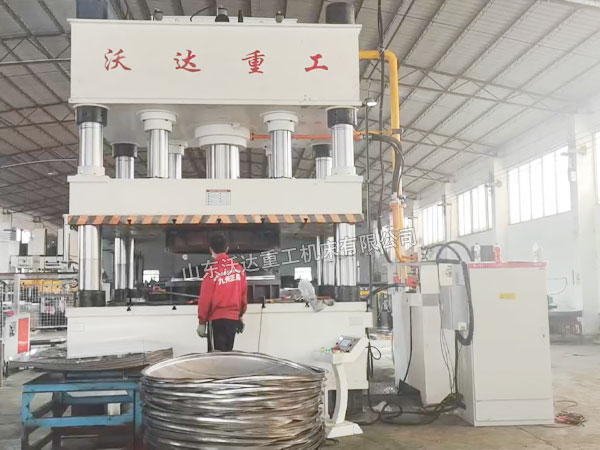 500噸不銹鋼水塔封蓋拉伸液壓機試機 500噸不銹鋼水塔封蓋拉伸液壓機試機