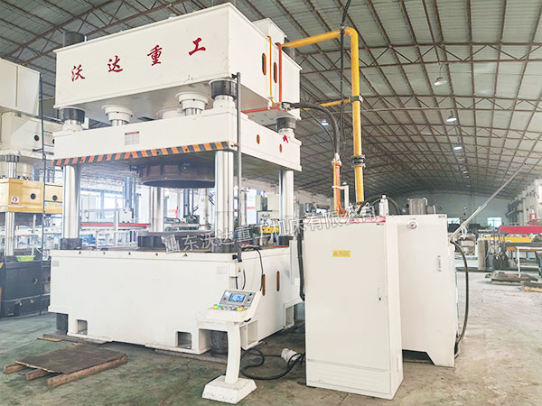 500噸四柱液壓機現(xiàn)場 500噸四柱液壓機現(xiàn)場