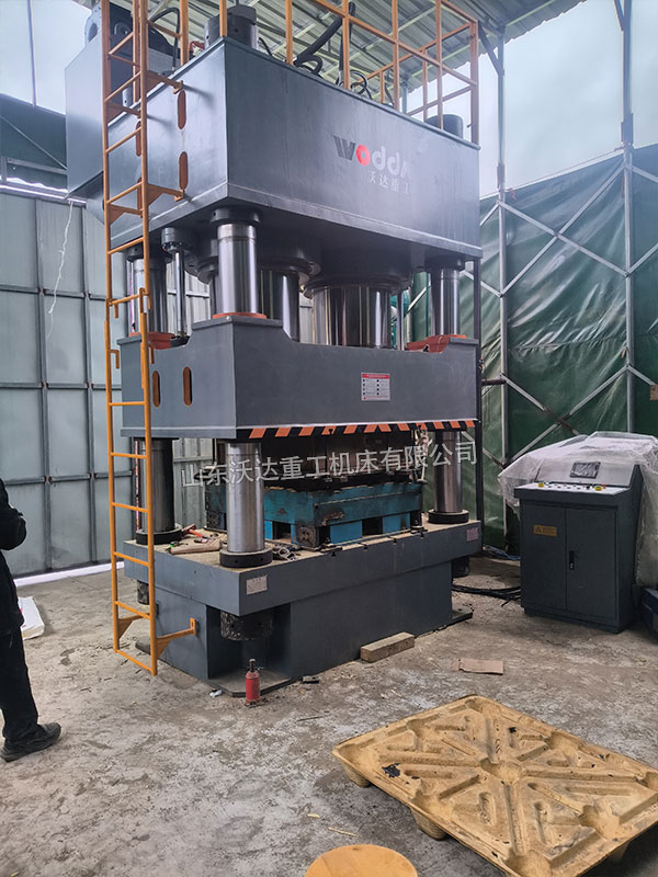 1600噸木屑托盤液壓機現場 1600噸木屑托盤液壓機現場