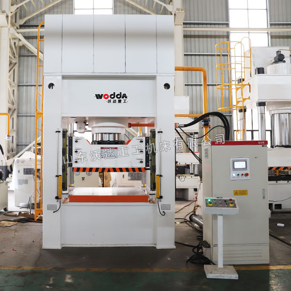 500噸框架式液壓機車間實物