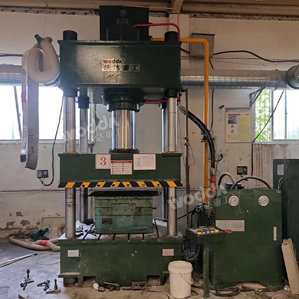 315噸玻璃鋼電表箱液壓機(jī)現(xiàn)場 315噸玻璃鋼電表箱液壓機(jī)現(xiàn)場