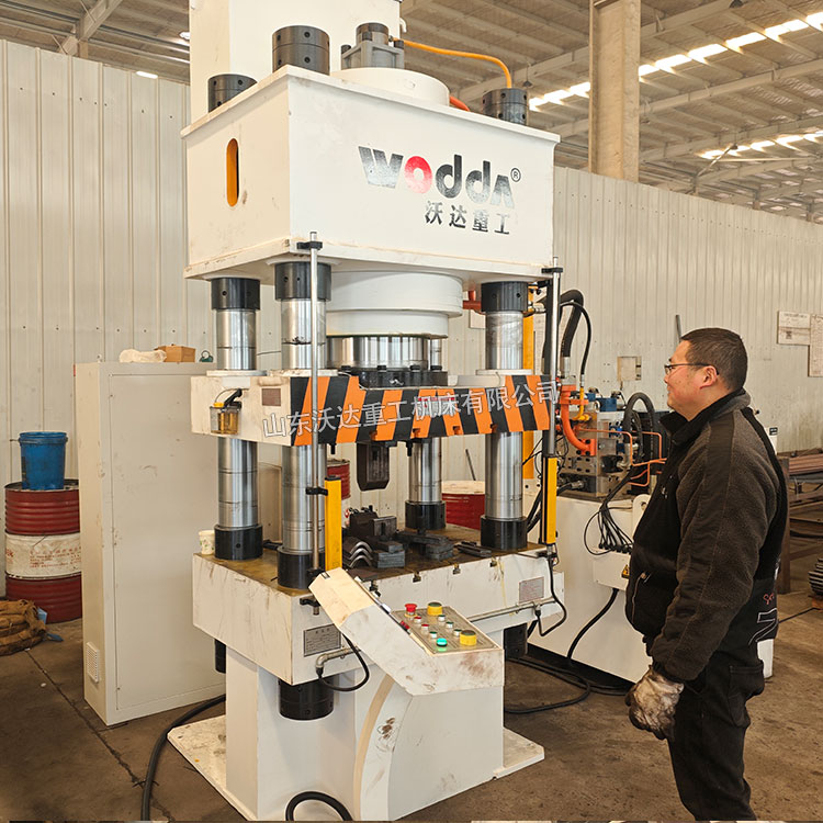 500噸四柱液壓機(jī)現(xiàn)場試機(jī)