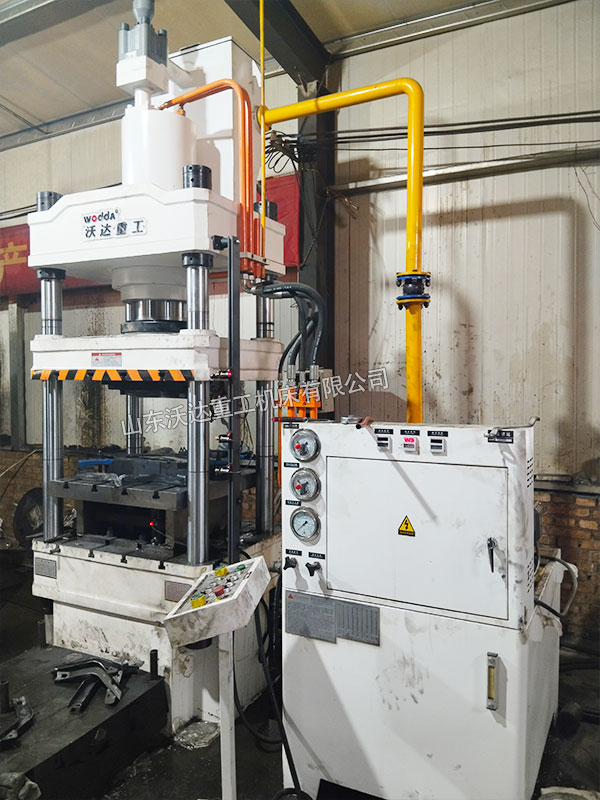 200噸四柱液壓機試機現(xiàn)場.jpg 200噸四柱液壓機試機現(xiàn)場.jpg