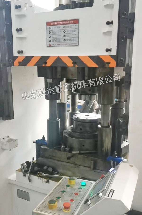 315噸框架式液壓機(jī)冷壓鋁制拉桿成型 315噸框架式液壓機(jī)冷壓鋁制拉桿成型