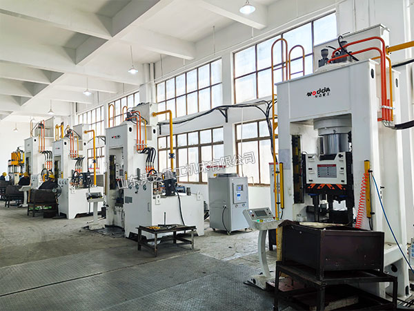 315噸汽車鋁制拉桿冷擠壓液壓機(jī)現(xiàn)場(chǎng) 315噸汽車鋁制拉桿冷擠壓液壓機(jī)現(xiàn)場(chǎng)