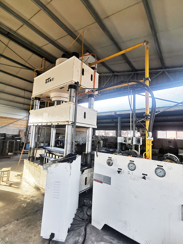 630噸汽車配件成型液壓機(jī)調(diào)試 630噸汽車配件成型液壓機(jī)調(diào)試