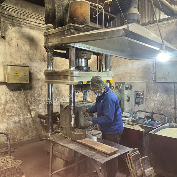 剎車片液壓機(jī)現(xiàn)場(chǎng).jpg 剎車片液壓機(jī)現(xiàn)場(chǎng).jpg