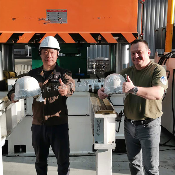 防彈頭盔試模成功.jpg 防彈頭盔試模成功.jpg