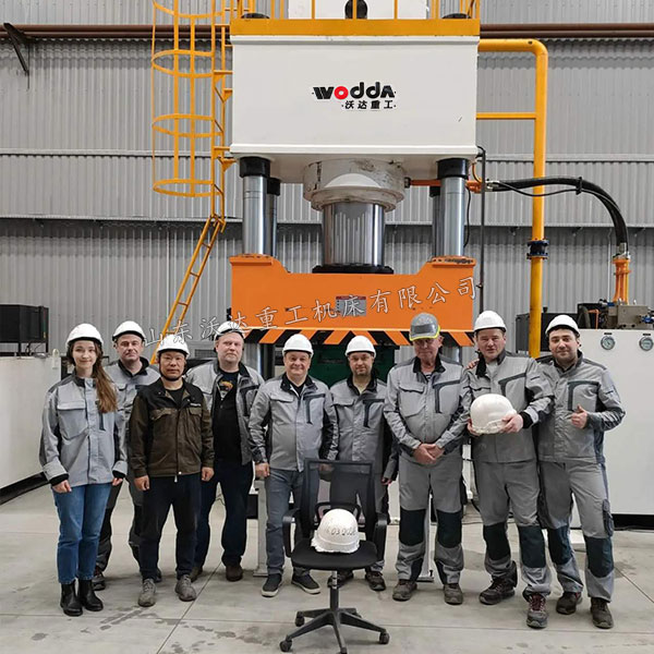 1000噸防彈頭盔成型液壓機(jī)驗(yàn)收完成.jpg 1000噸防彈頭盔成型液壓機(jī)驗(yàn)收完成.jpg