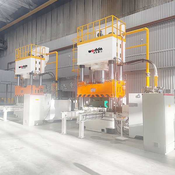 1000噸防彈頭盔成型液壓機(jī)現(xiàn)場(chǎng).jpg 1000噸防彈頭盔成型液壓機(jī)現(xiàn)場(chǎng).jpg