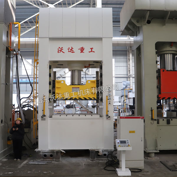 500噸框架式液壓機車間實物