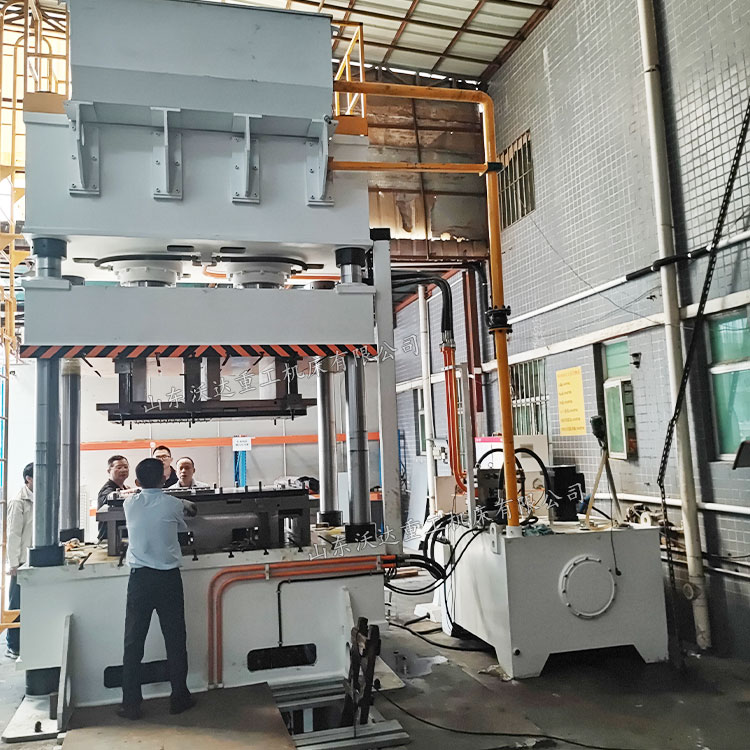 500噸不銹鋼板沖壓成型液壓機試機