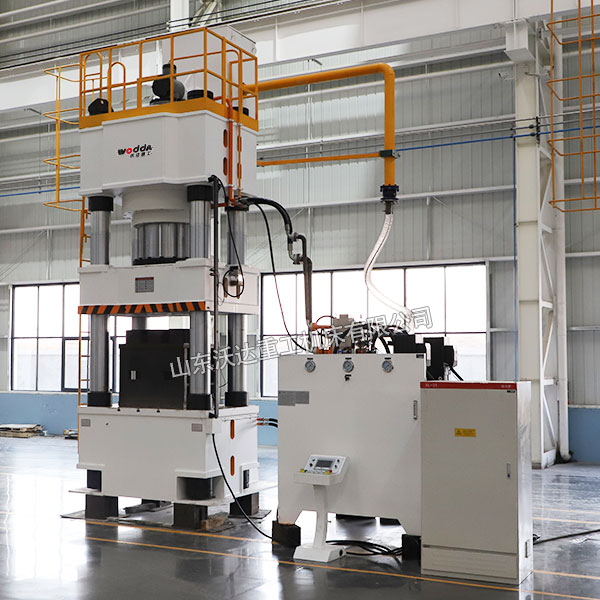 1250噸四柱液壓機(jī)車(chē)間實(shí)物