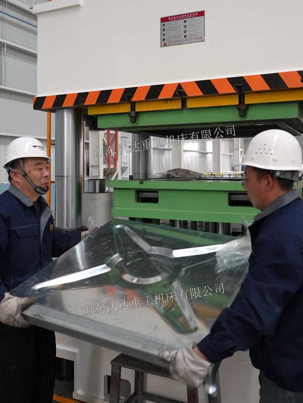 800噸四柱液壓機沖壓水箱板成型