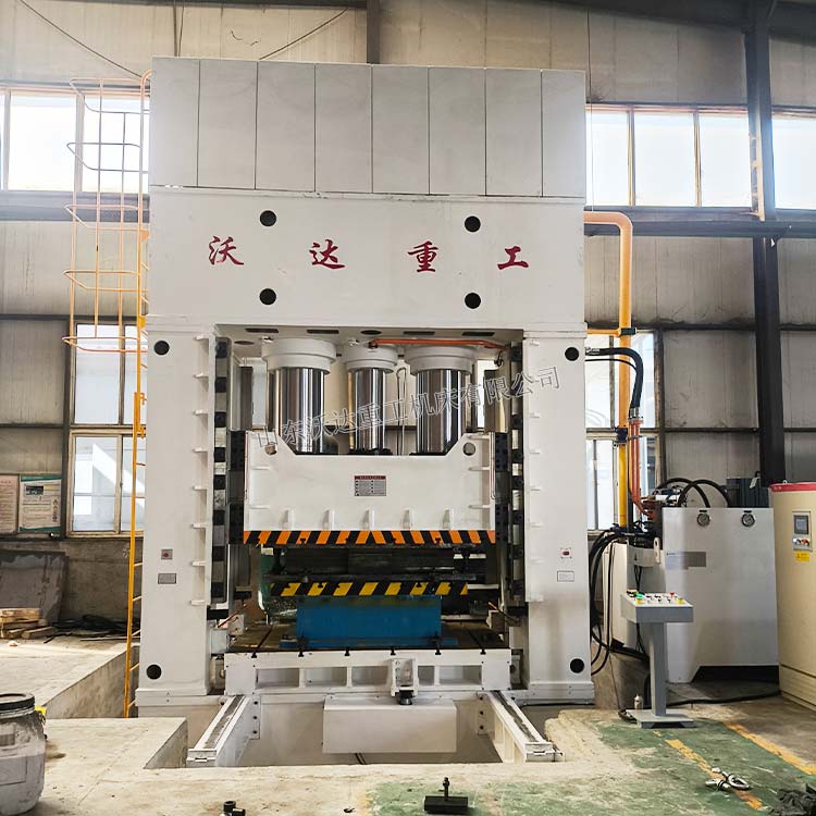 1250噸框架式液壓機現(xiàn)場