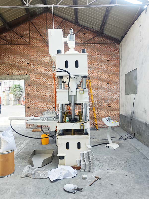 200噸鋁粉壓塊機(jī)現(xiàn)場(chǎng)試機(jī)