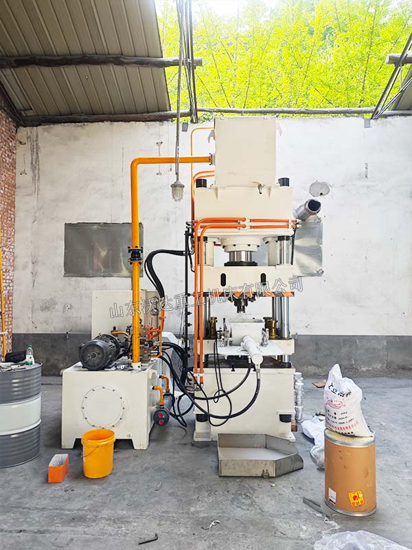 200噸粉末成型液壓機(jī)現(xiàn)場(chǎng)
