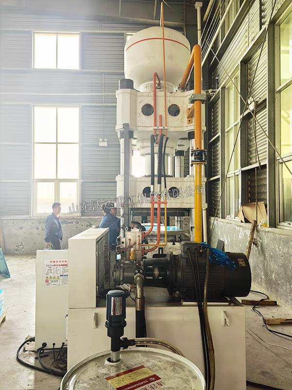 315噸不銹鋼方盤成型液壓機(jī)試機(jī)