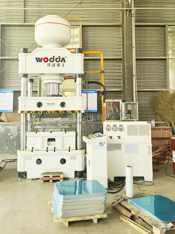 315噸不銹鋼方盤成型液壓機(jī)安裝完成