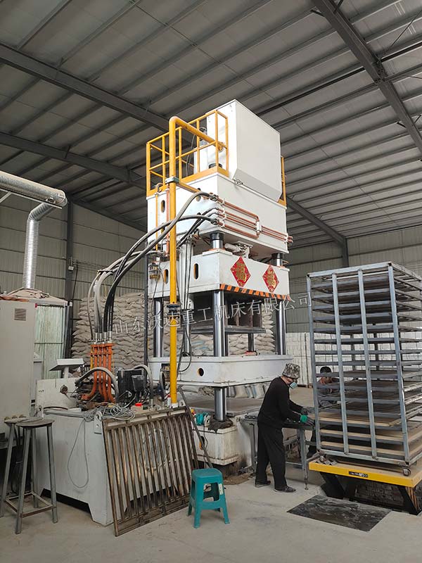 蛭石板成型液壓機現(xiàn)場