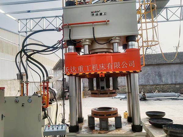 1000噸封頭拉伸液壓機現場 1000噸封頭拉伸液壓機現場
