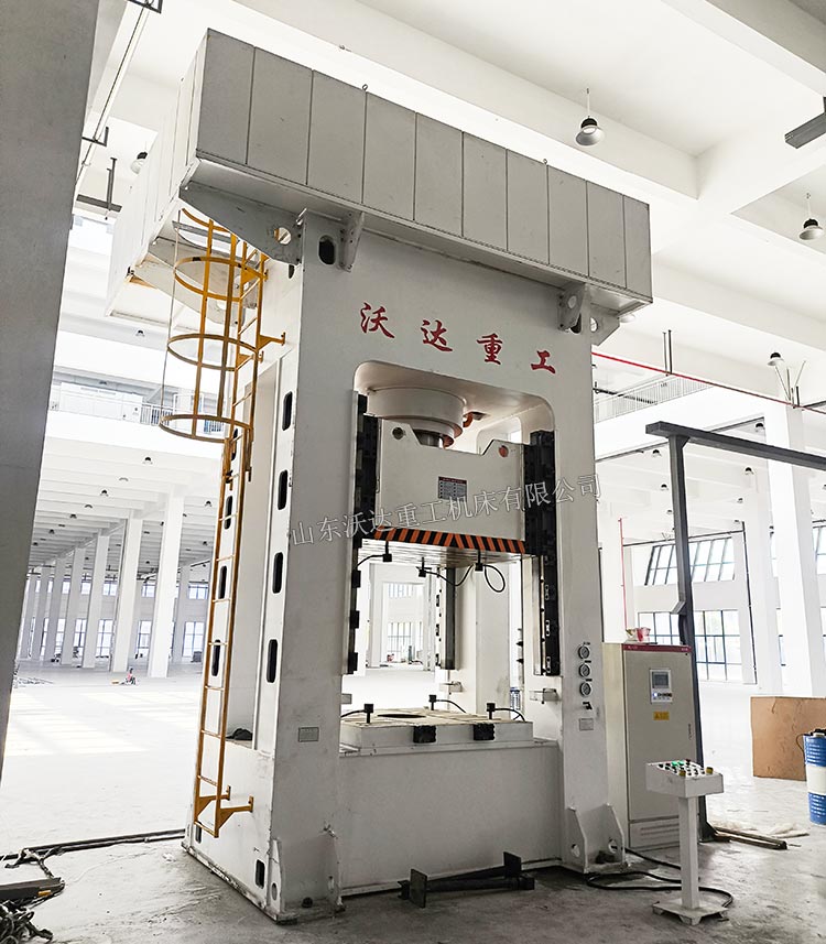 1000噸框架式液壓機現(xiàn)場
