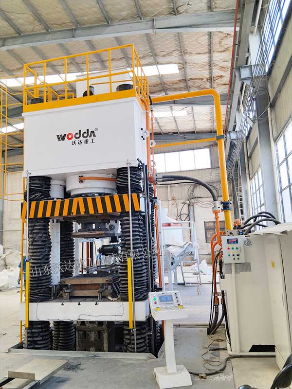 1000噸耐火材料成型液壓機現(xiàn)場.jpg