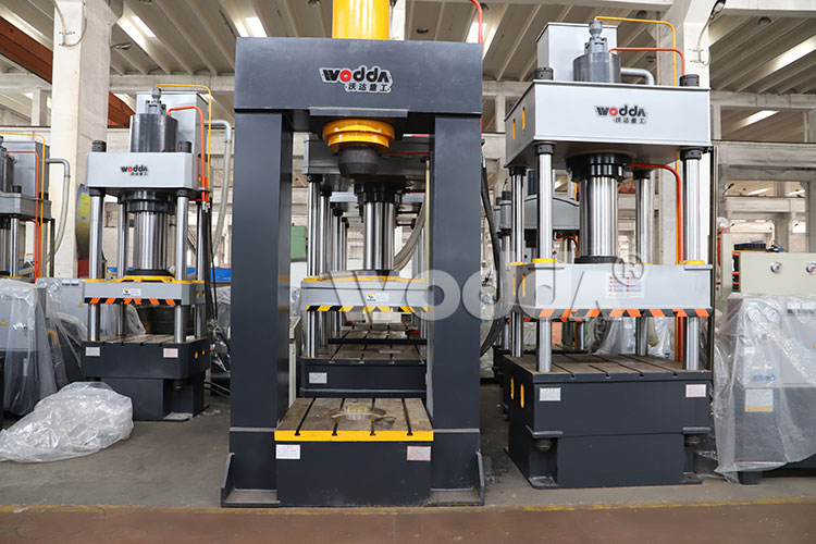 300噸龍門液壓機車間實物