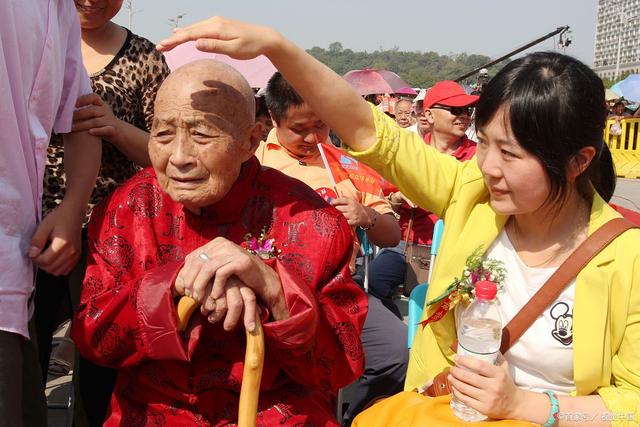 成都養(yǎng)老觀察：責(zé)任與義務(wù)，未來(lái)養(yǎng)老院能否代替子女盡孝？(圖3)